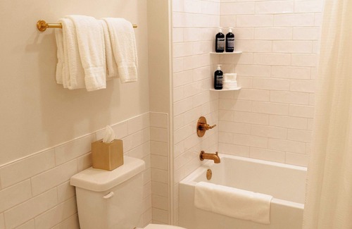 Elk Rapids Apartment | Guestroom - 2 Queens