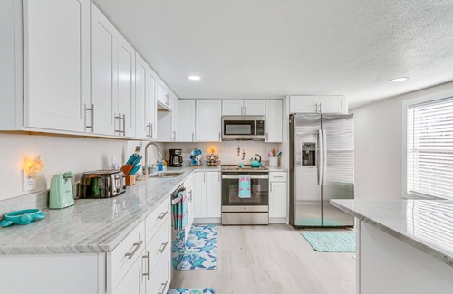 Gulf Breeze House | Gulf Breeze Home w/Deck: Walk to Public Boat Ramp