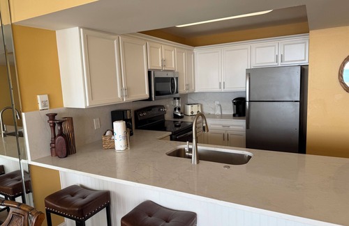 Destin Condo | GULF FRONT with Amazing Views, 3 Pools,Tiki Bar! Zero entry beachfront pool!