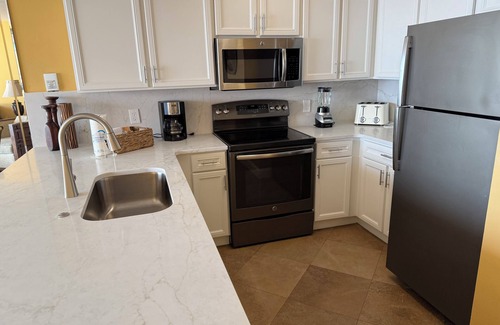 Destin Condo | GULF FRONT with Amazing Views, 3 Pools,Tiki Bar! Zero entry beachfront pool!