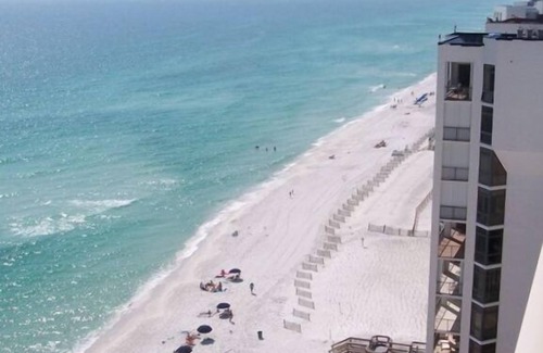 Destin Condo | GULF FRONT with Amazing Views, 3 Pools,Tiki Bar! Zero entry beachfront pool!