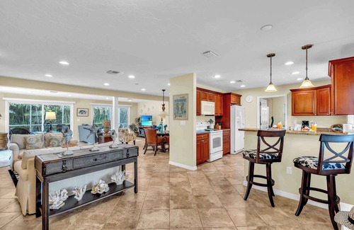Gulf Gate Estates House | Gulf Gate Dream 2bd 2ba Htd Pool Beaches Shopping