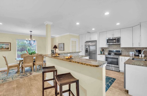 Gulf Gate Estates House | Gulf Gate Getaway – 2BR/2BA w/Heated Pool