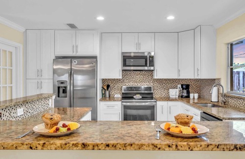 Gulf Gate Estates House | Gulf Gate Getaway – 2BR/2BA w/Heated Pool