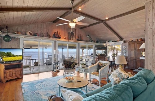 Holiday House | Gulf of Mexico Cozy 2-bedroom stilt house in charming Holiday with WiFi, AC