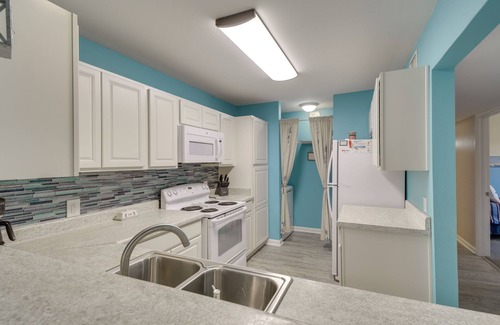 Gulf Shores Condo | Gulf Shores Condo w/Pool Access, 5 Mi to Beach!