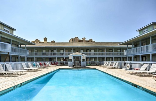 Gulf Shores Apartment | Gulf Shores Condo with Pool Access Steps to Beach!