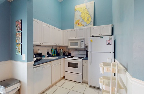 Holiday Beach Condo | Gulf-view 2-story condo near the beach with porch, streaming, W/D, & central AC