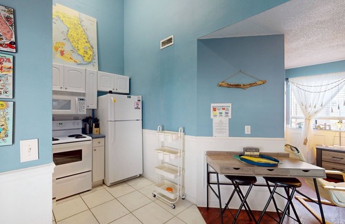 Holiday Beach Condo | Gulf-view 2-story condo near the beach with porch, streaming, W/D, & central AC