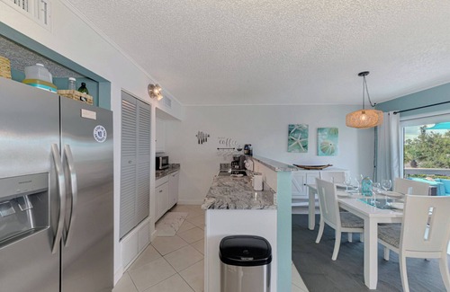 Siesta Key Condo | Gulf views! Quiet Canal Front Oasis-2 BR/1 bath-Htd pool with SUP+Kayak! n