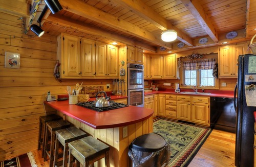 Rangeley Plantation House | 🐾Gutsell's Cabin - Log home in private setting near Mooselookmeguntic Lake, dog friendly