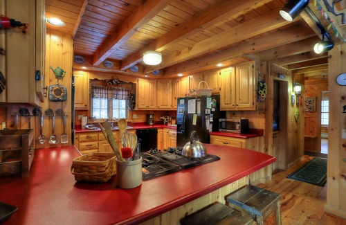 Rangeley Plantation House | 🐾Gutsell's Cabin - Log home in private setting near Mooselookmeguntic Lake, dog friendly