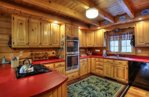 Rangeley Plantation House | 🐾Gutsell's Cabin - Log home in private setting near Mooselookmeguntic Lake, dog friendly
