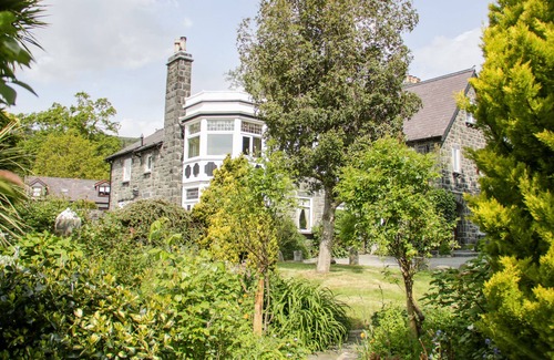 Henryd Cottage | Gwern Borter Manor