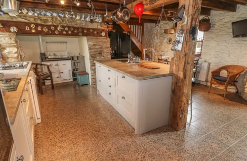 St Brides Cottage | GWRYD BACH FARMHOUSE, pet friendly, with open fire in St Davids