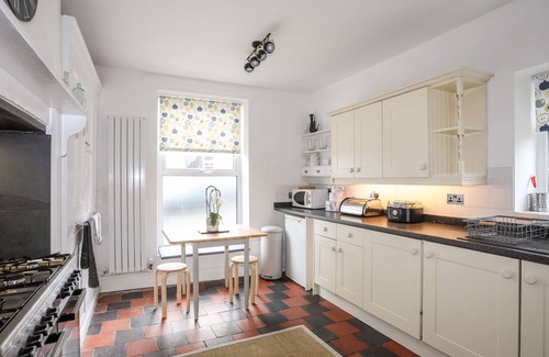 Criccieth Cottage | GWYNLE - CRICCIETH, pet friendly in Criccieth