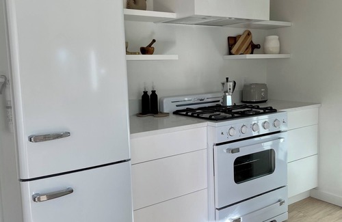South Pandosy House | Gyro Beach home, Okanagan lake, HOT TUB, fire pit, outdoor shower. 3 bedrooms.