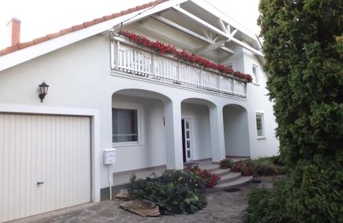Heviz House | Hévízi fecskefészek