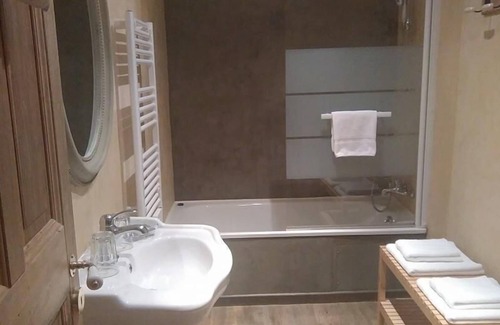 Murs Hotel | Hôtel Le Crillon
