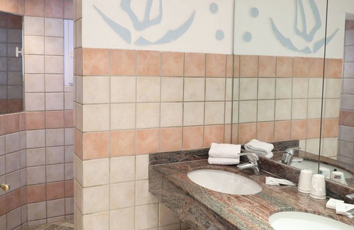 Le Lavandou Hotel | Hôtel Les Flots Bleus