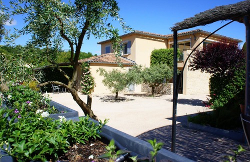 Loriol-du-Comtat House | Hôtel Résidence Les Peupliers