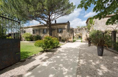 Vers-Pont-du-Gard Hotel | Hôtel & Restaurant de charme - La Bégude Saint-Pierre