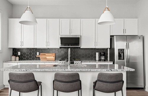 Talbot's Corner Condo | H16 ~ 4 Private Suites ~ Huge Private Rooftop ~ 6 Beds ~ 8 Minutes to Downtown