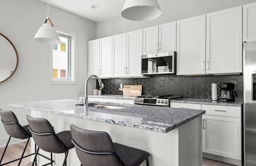 Talbot's Corner Condo | H16 ~ 4 Private Suites ~ Huge Private Rooftop ~ 6 Beds ~ 8 Minutes to Downtown
