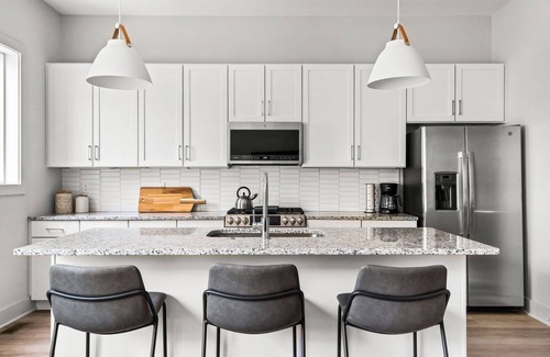Talbot's Corner Condo | H18 ~ Large Condo w/Private Rooftop with Downtown Views ~ Garage Parking ~ 9 Minute to Broadway