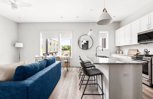 Talbot's Corner Condo | H18 ~ Large Condo w/Private Rooftop with Downtown Views ~ Garage Parking ~ 9 Minute to Broadway