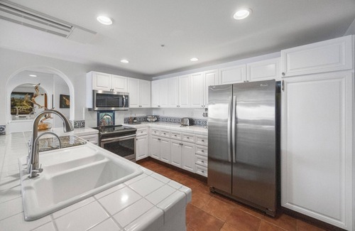 Avalon Condo | H1864: Remodeled 2Br villa, AC, 4-seat cart, OCEAN VIEWS, BBQ