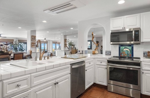 Avalon Condo | H1864: Remodeled 2Br villa, AC, 4-seat cart, OCEAN VIEWS, BBQ