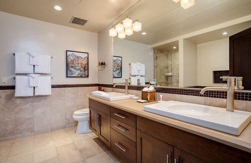 Downtown Steamboat Springs Condo | H305A | A/C | Ultimate Downtown Luxury Residence | Free City Bus | Deck with Ama