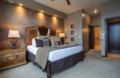 Downtown Steamboat Springs Condo | H305A | A/C | Ultimate Downtown Luxury Residence | Free City Bus | Deck with Ama