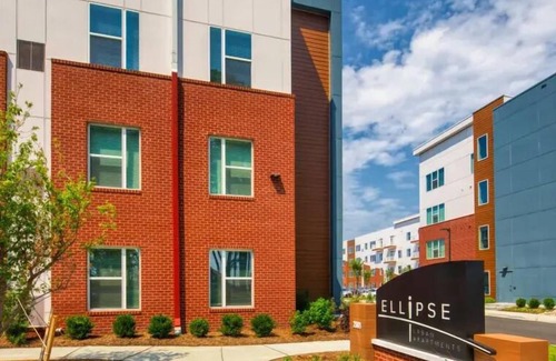 Coliseum Central Apartment | H4N Ellipse Urban | 1Bd Apartment Near Peninsula Town Center