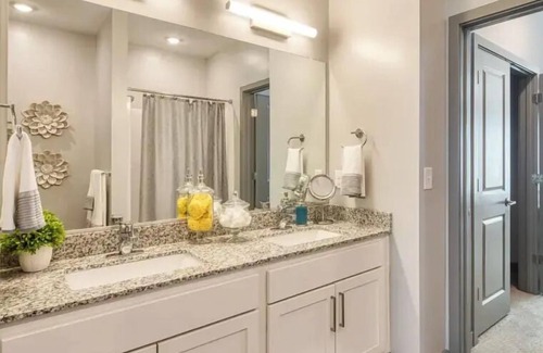 Coliseum Central Apartment | H4N Ellipse Urban | 1Bd Apartment Near Peninsula Town Center