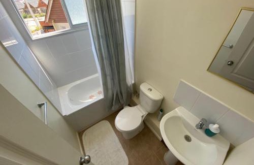 Talca House | Habitación cama 2 P, en zona residencial cerca Mall plaza, UCM, Casino Talca