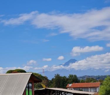 Villarrica House | Habitación con baño privado vista al volcán