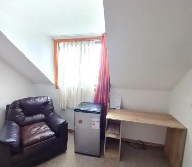 Villarrica House | Habitación con baño privado vista al volcán