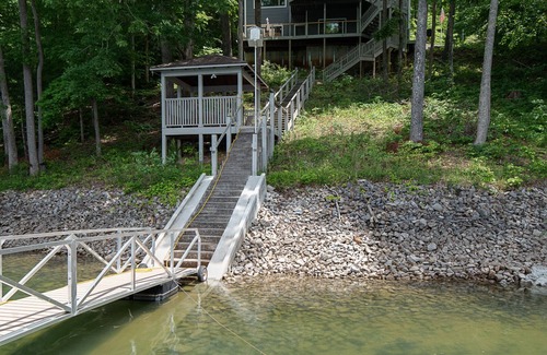 Big Creek House | Hakuna Matata = No Worries Huge Lakefront Home Private Dock Florida Room