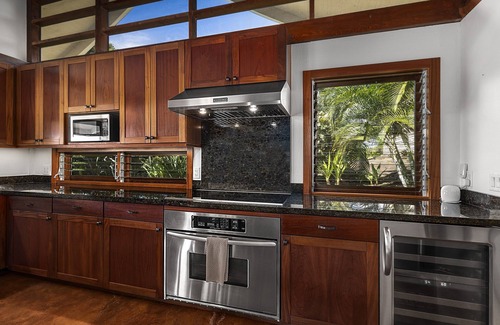 North Kona House | Hale Joli: Historic Hawaiian Home w/Ocean Views, Lanai & BBQ Area
