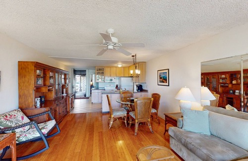 Kihei Condo | Hale Kamaole Condo w/Private Washer/Dryer & Shared Outdoor Pool- Small Dogs OK