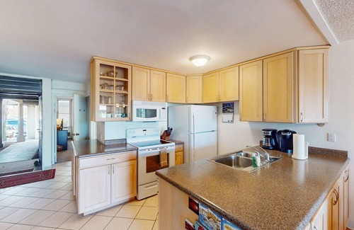Kihei Condo | Hale Kamaole Condo w/Private Washer/Dryer & Shared Outdoor Pool- Small Dogs OK
