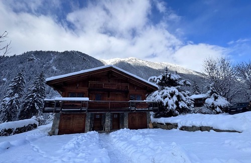 Les Bossons Ski Chalet | Half-chalet facing the Bossons and Taconnaz glaciers