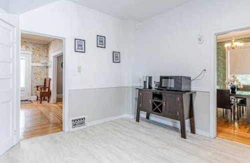 Hamilton House | Hamilton Families House Sunroom BBQ 2 Parking Sleeps 8 Guests