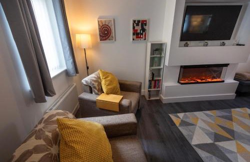 Peterborough House | Hampton 3-bedroom Relaxing Escape with Parking