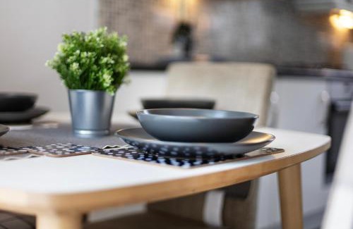 Peterborough House | Hampton 3-bedroom Relaxing Escape with Parking