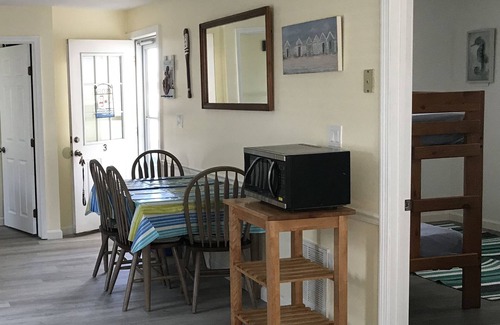 Hampton House | Hampton Beach - Air Conditioned 2 Bedroom Wicked Clean Cottage - Sleeps 6 - 8