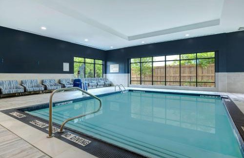 Burlington Hotel | Hampton Inn & Suites Burlington, Ontario, Canada