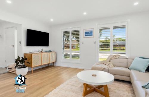 Encounter Bay House | Hampton's Style Holiday Retreat - close to the beach!